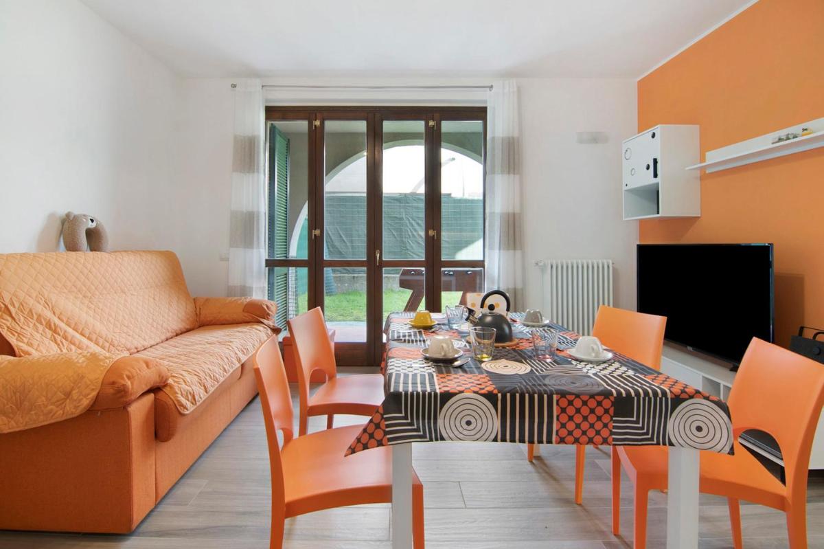 Orange Corner Home - Como Lake - Housity