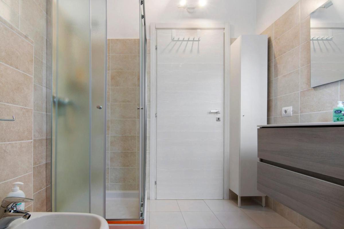 Orange Corner Home - Como Lake - Housity