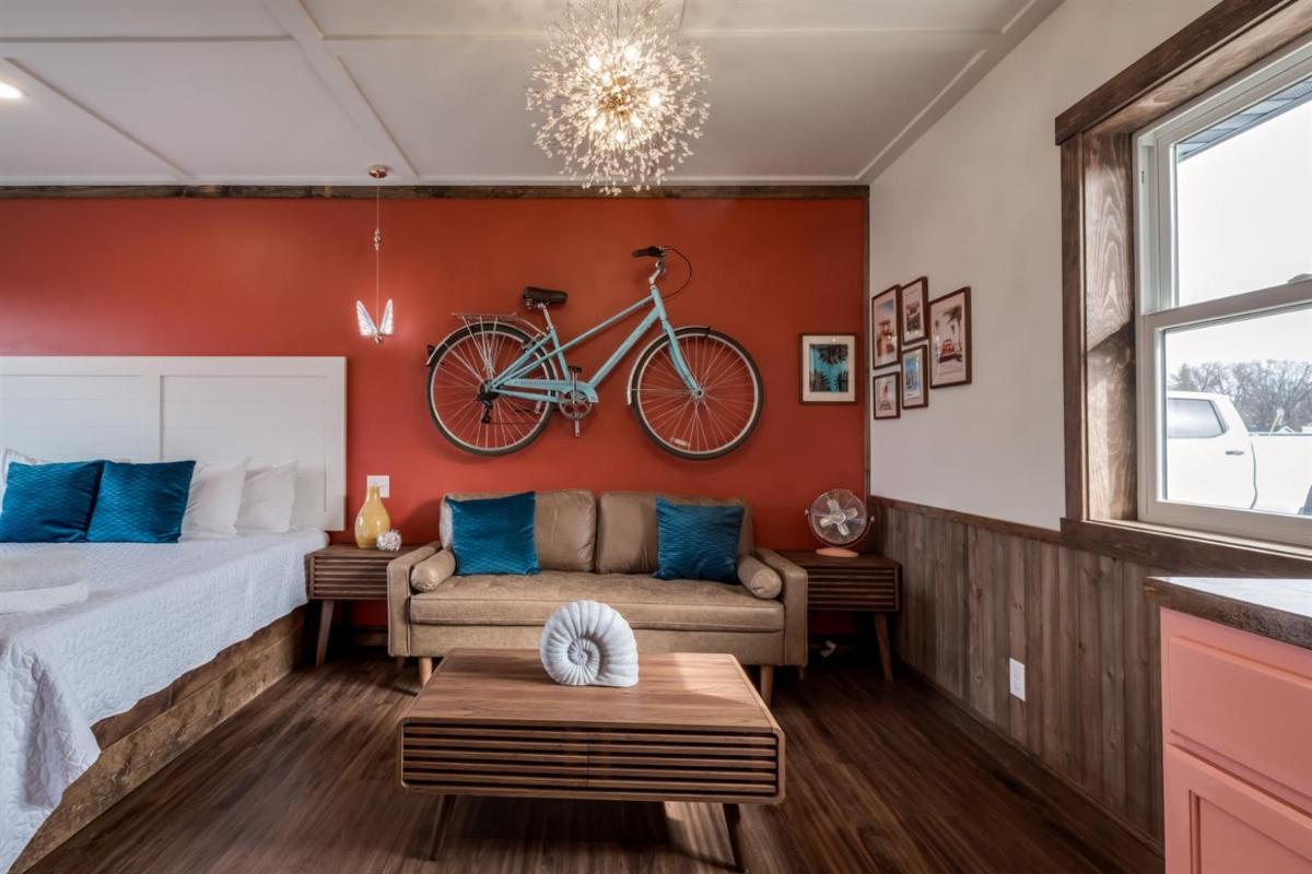 Boutique Hotel King, Queen & Kitchen Suites Easy Drive to Downtown - Housity