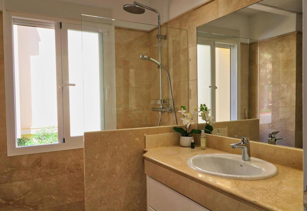 Fabulous apartment in Elviria Hills - Housity