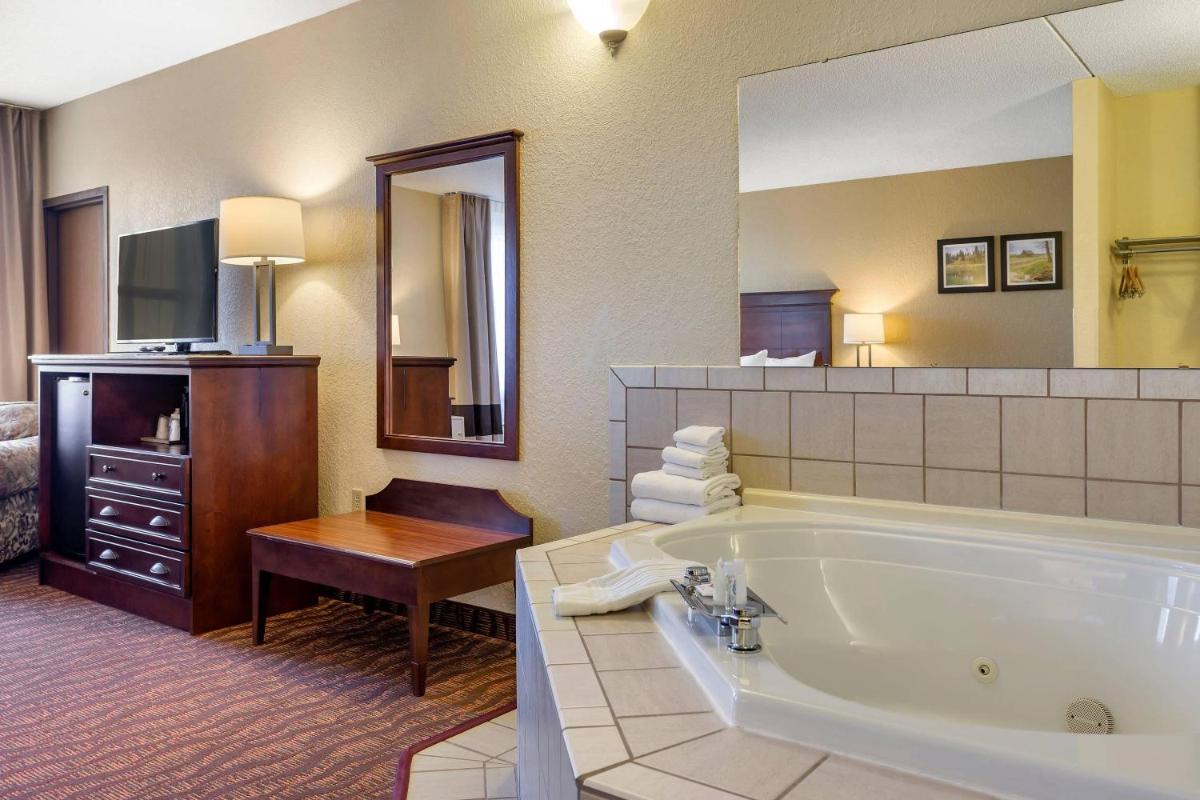 Comfort Inn & Suites Branson Meadows - Housity