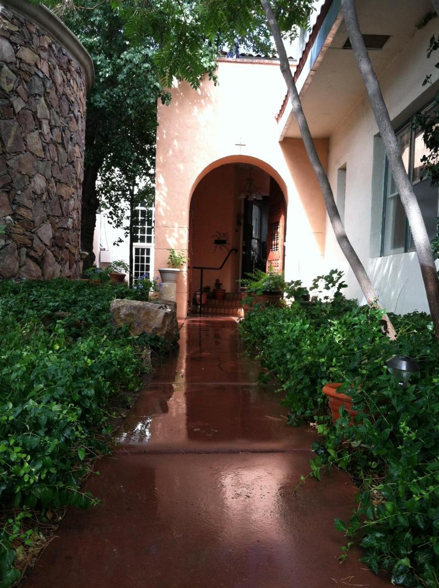 Lundeen Inn of the Arts - Housity