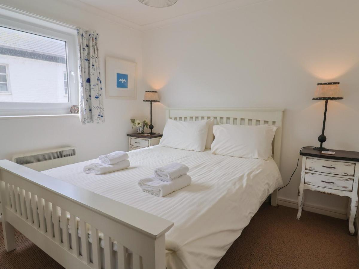 1 Bay View Court - Housity