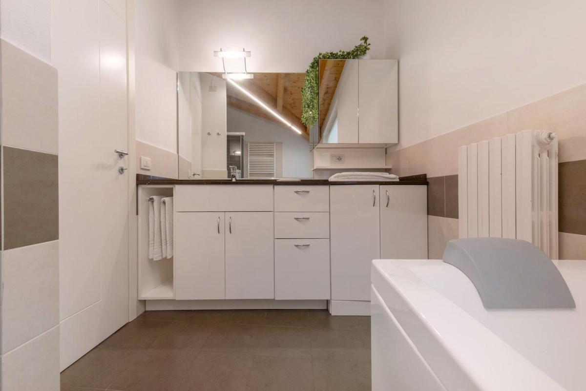 Luxury Lakefront Maisonette - Housity