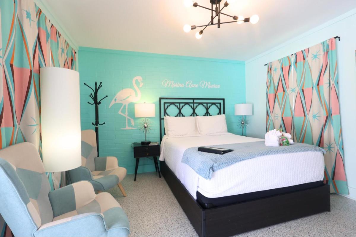 The Pink Flamingo - Housity