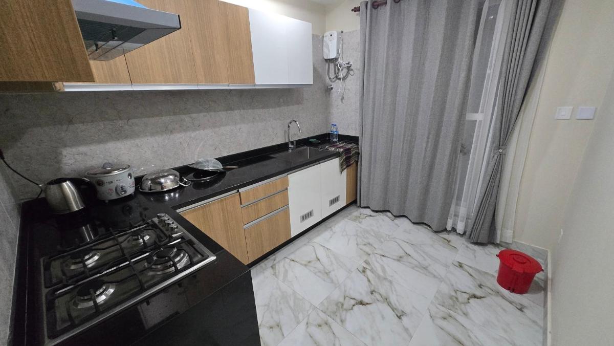 2 Bedroom Apartment with Balcony & Mountain View - Housity