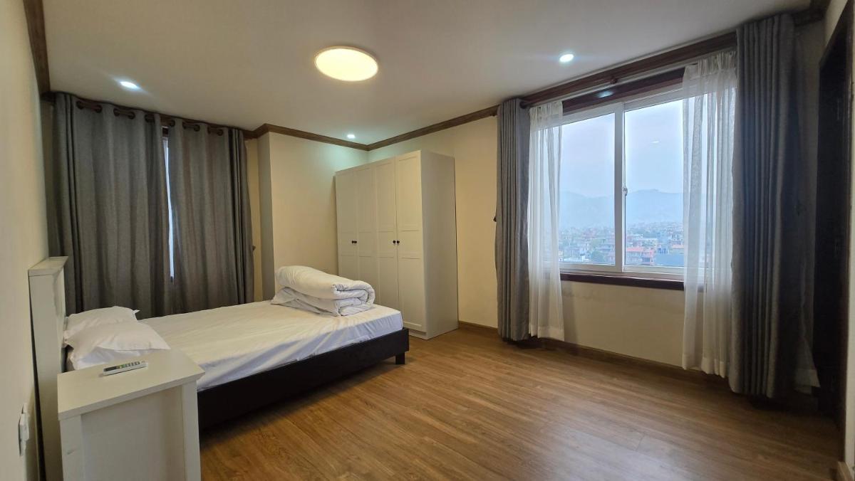 2 Bedroom Apartment with Balcony & Mountain View - Housity