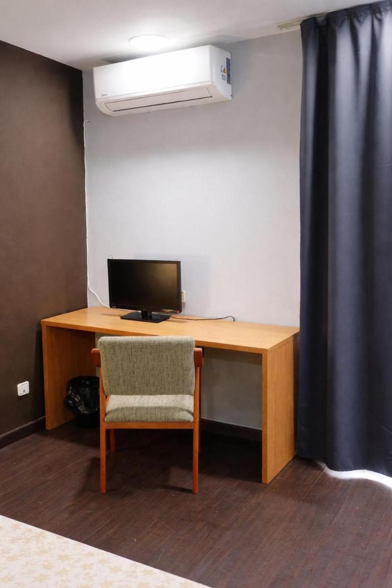 Hostal Mediterranea - Housity