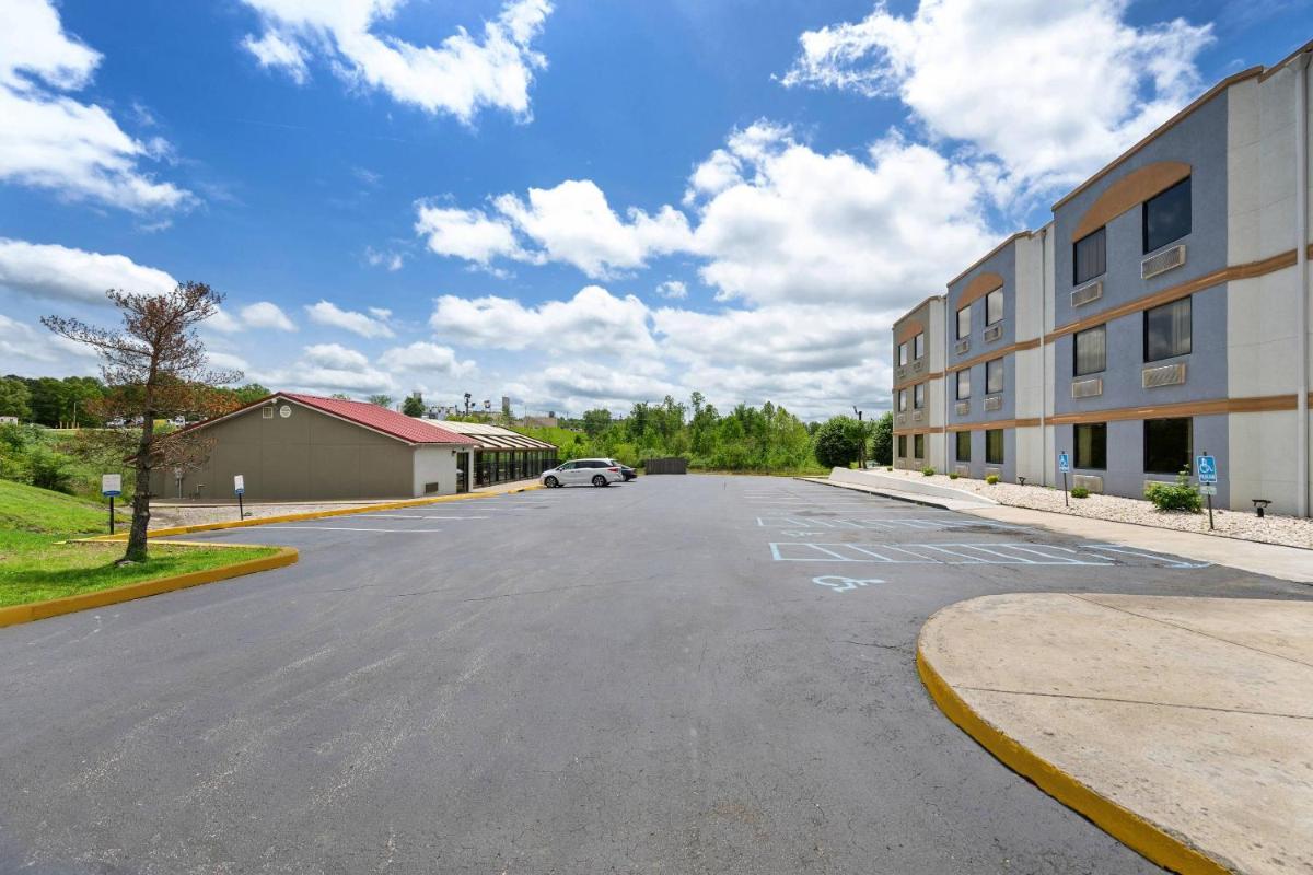 Econo Lodge London North - Housity