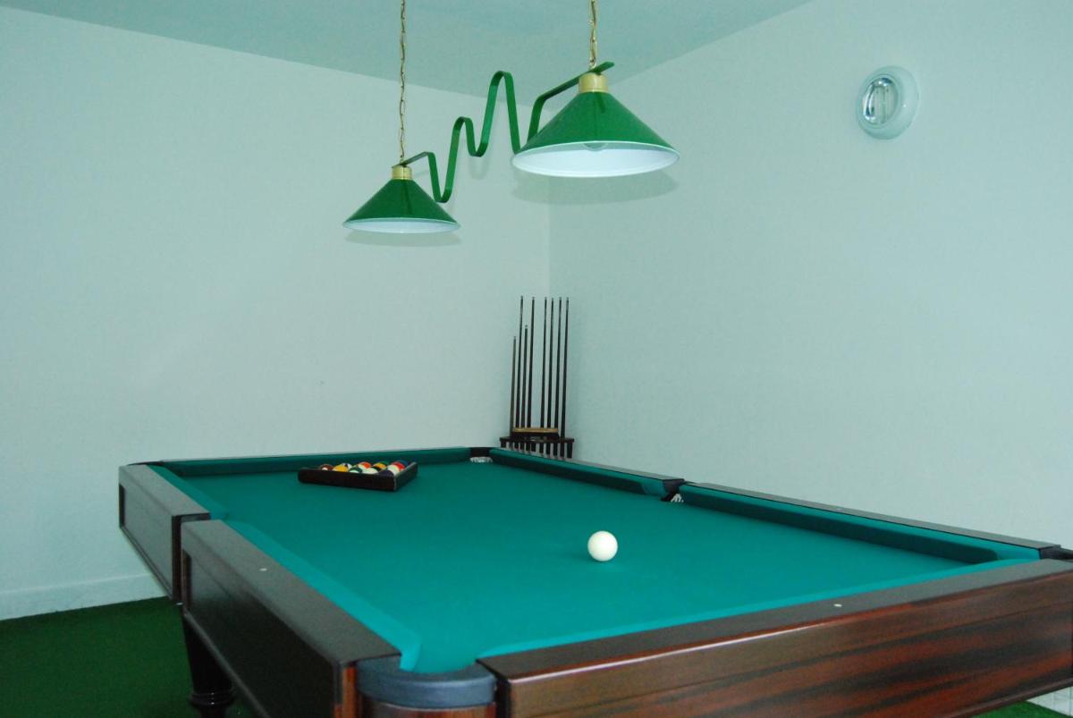 Uma mesa de bilhar em D. Afonso Hotel & SPA