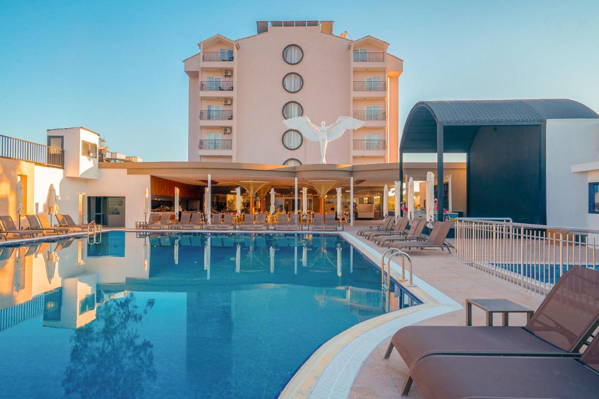 Q Ella Beach Hotel - Housity