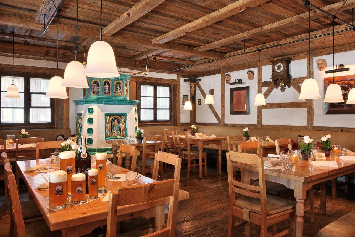 Ein Restaurant oder anderes Speiselokal in der Unterkunft Hotel Maximilian