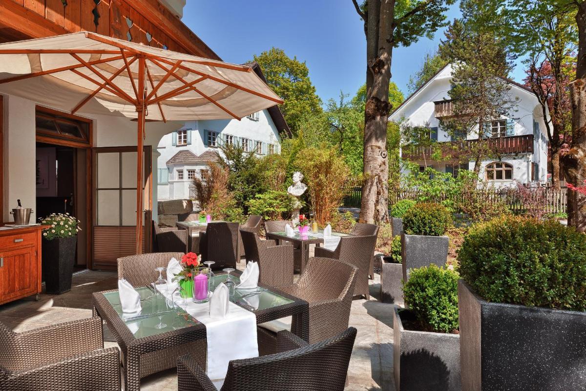 Ein Sitzbereich in der Unterkunft Hotel Maximilian