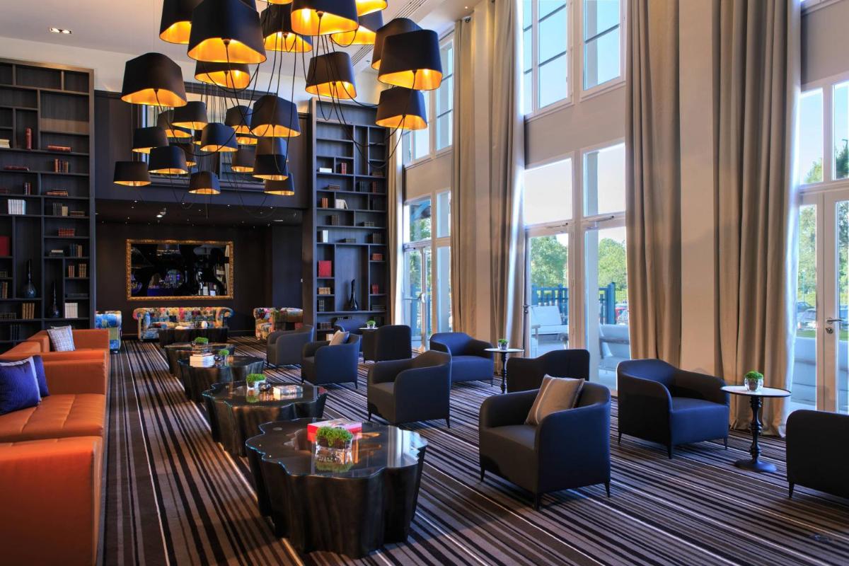 Coin salon dans l'établissement Renaissance Paris Hippodrome de St. Cloud Hotel