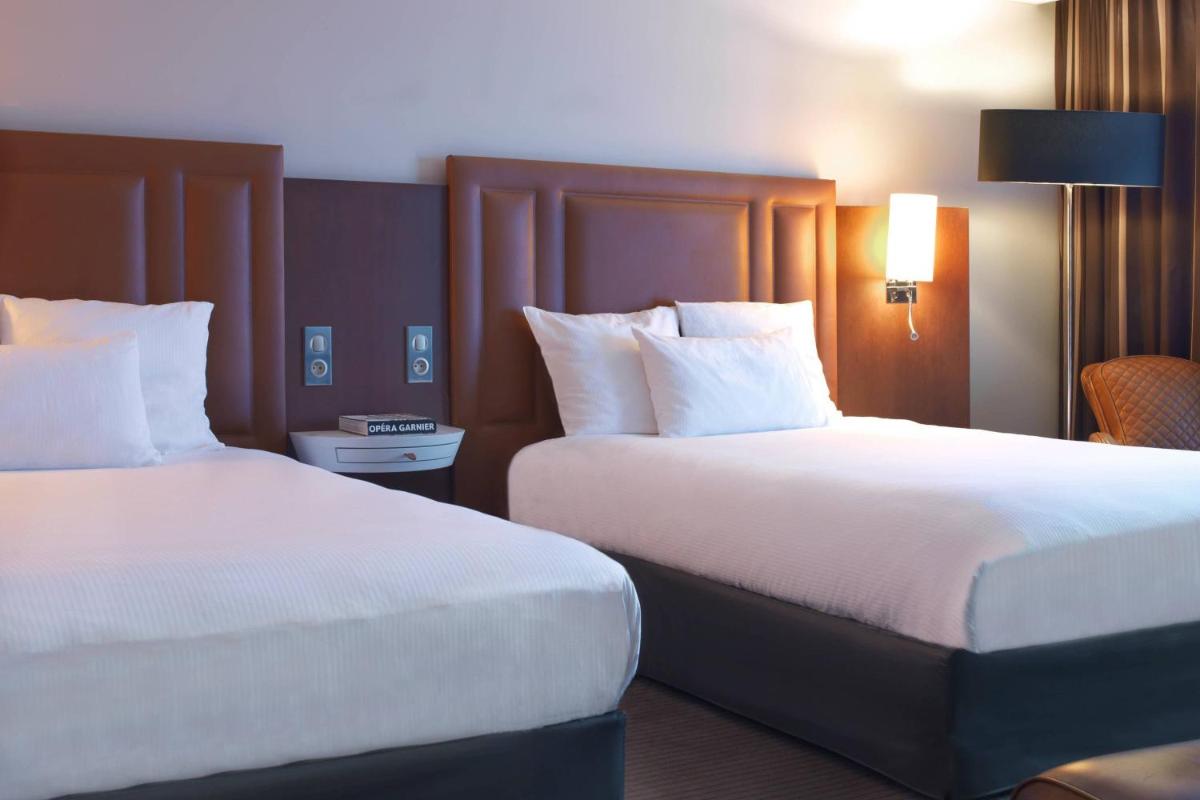 Un ou plusieurs lits dans un hébergement de l'établissement Renaissance Paris Hippodrome de St. Cloud Hotel