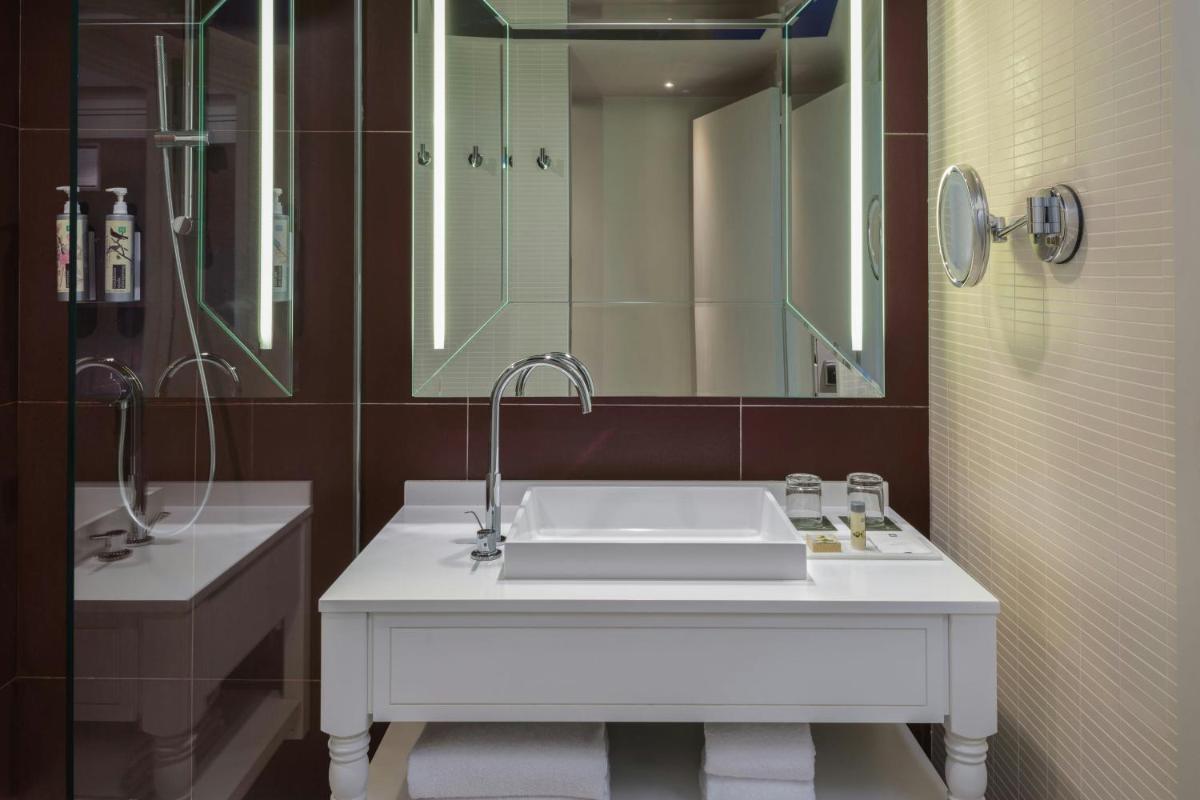 Salle de bains dans l'établissement Renaissance Paris Hippodrome de St. Cloud Hotel