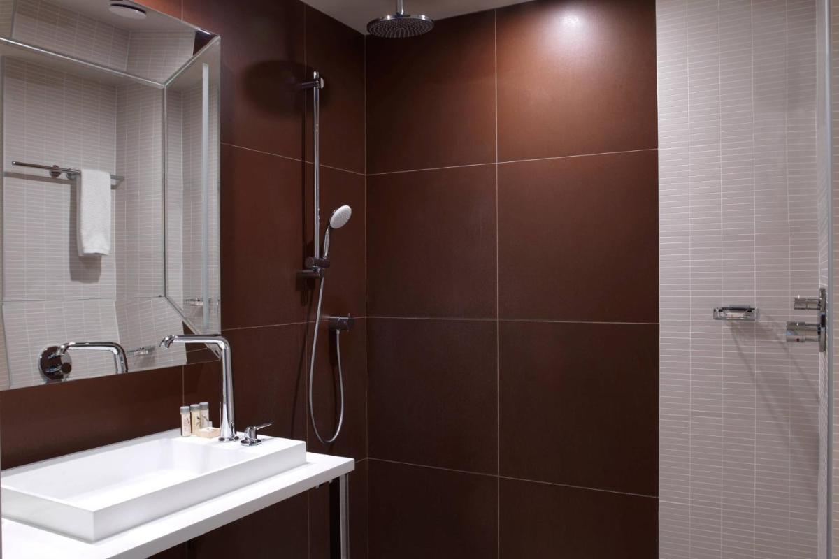 Salle de bains dans l'établissement Renaissance Paris Hippodrome de St. Cloud Hotel