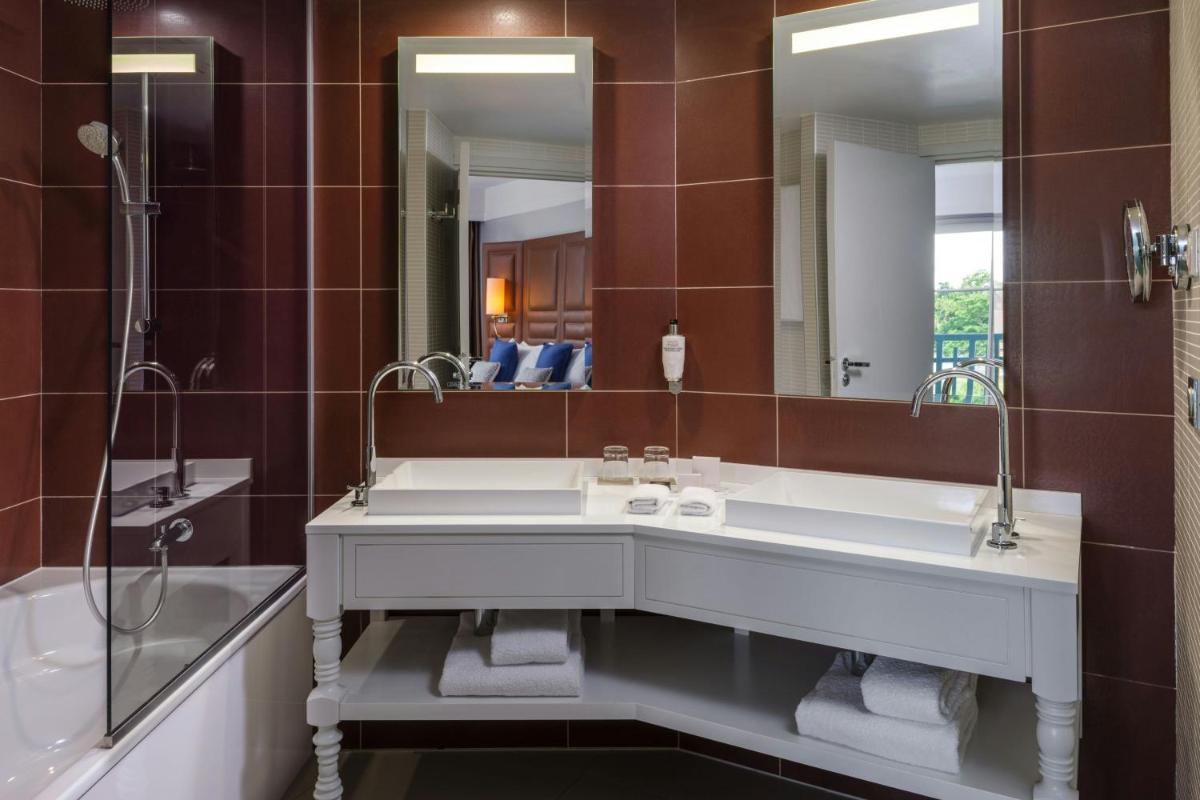 Salle de bains dans l'établissement Renaissance Paris Hippodrome de St. Cloud Hotel