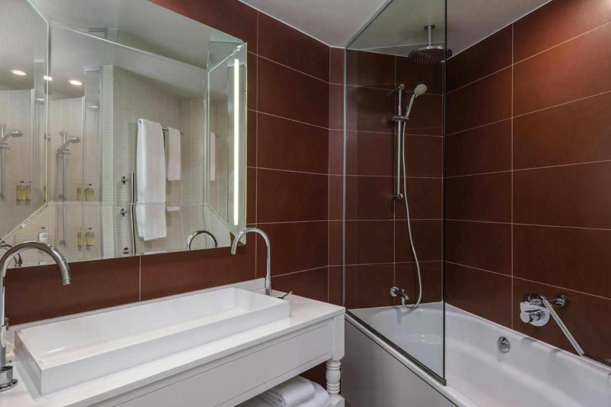 Salle de bains dans l'établissement Renaissance Paris Hippodrome de St. Cloud Hotel