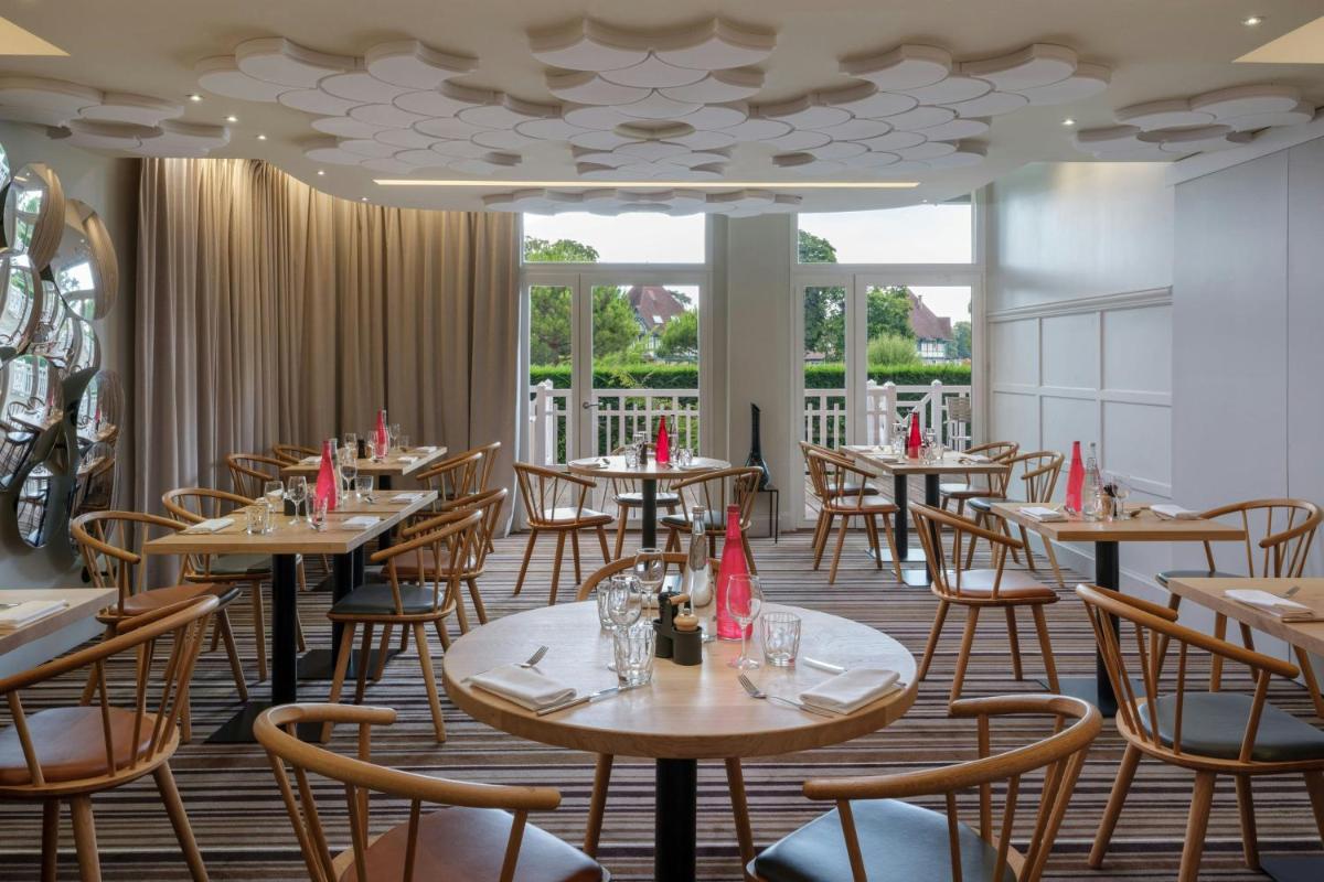 Restaurant ou autre lieu de restauration dans l'établissement Renaissance Paris Hippodrome de St. Cloud Hotel
