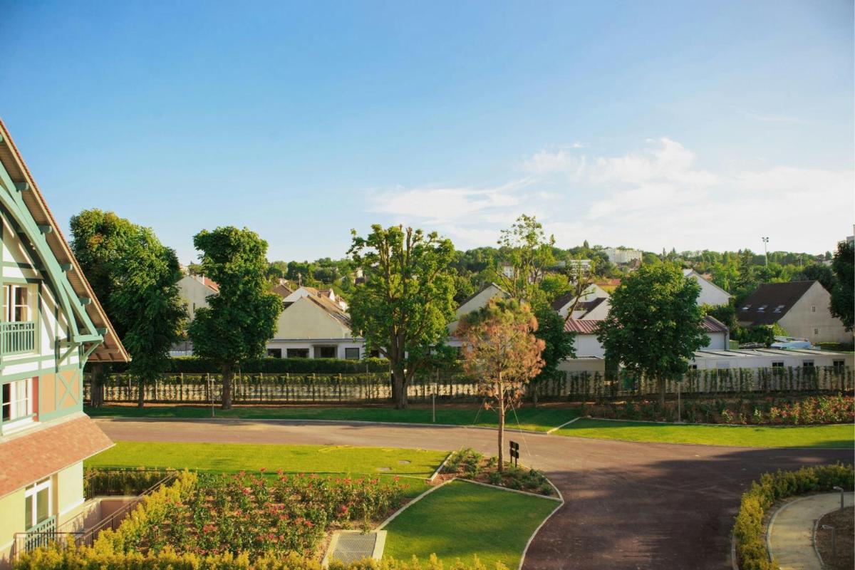 Jardin de l'établissement Renaissance Paris Hippodrome de St. Cloud Hotel