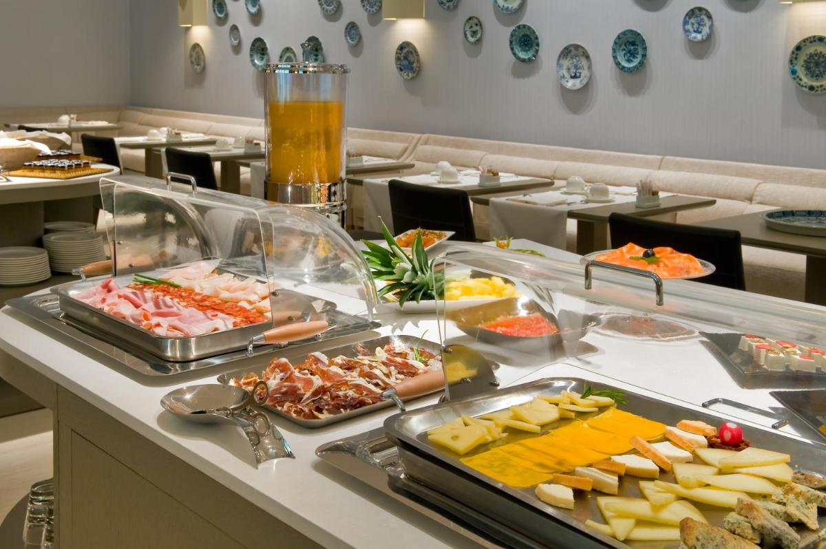 Comida en o cerca de este hotel