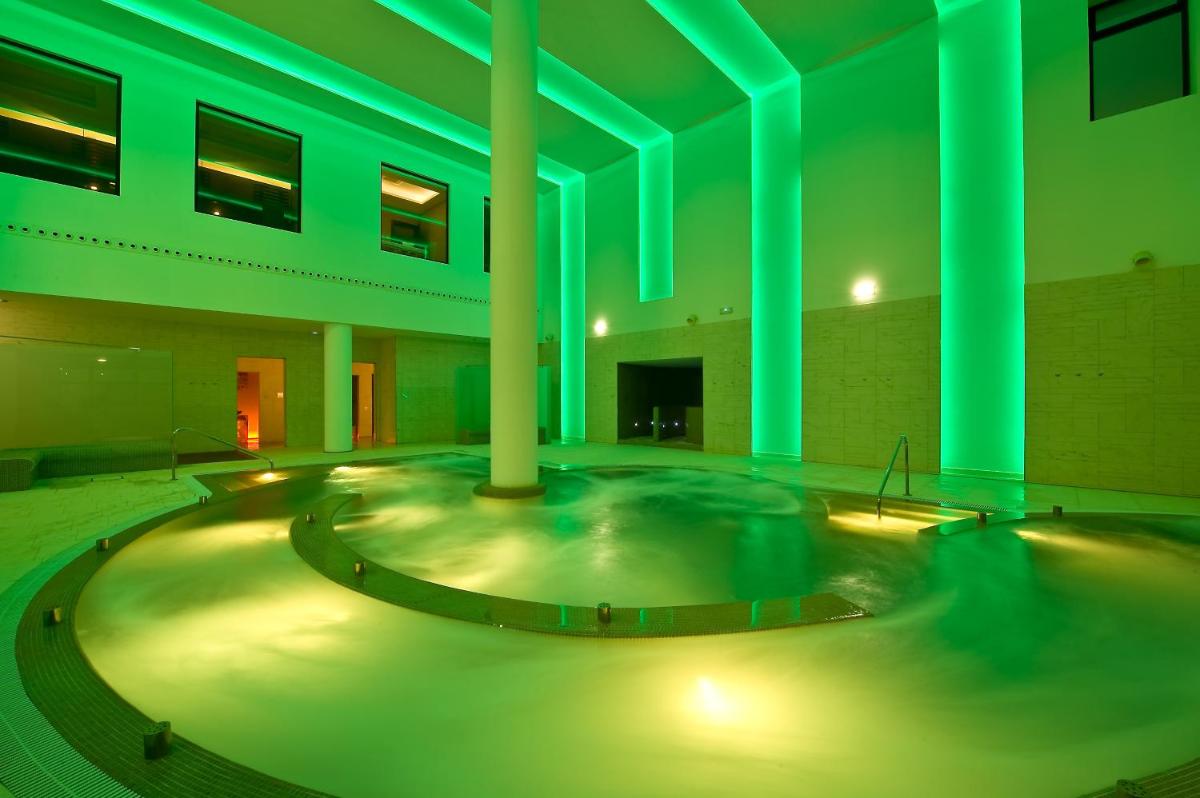 Una habitación grande con luces azules en un edificio. en URH Hotel Spa Zen Balagares, en Overo