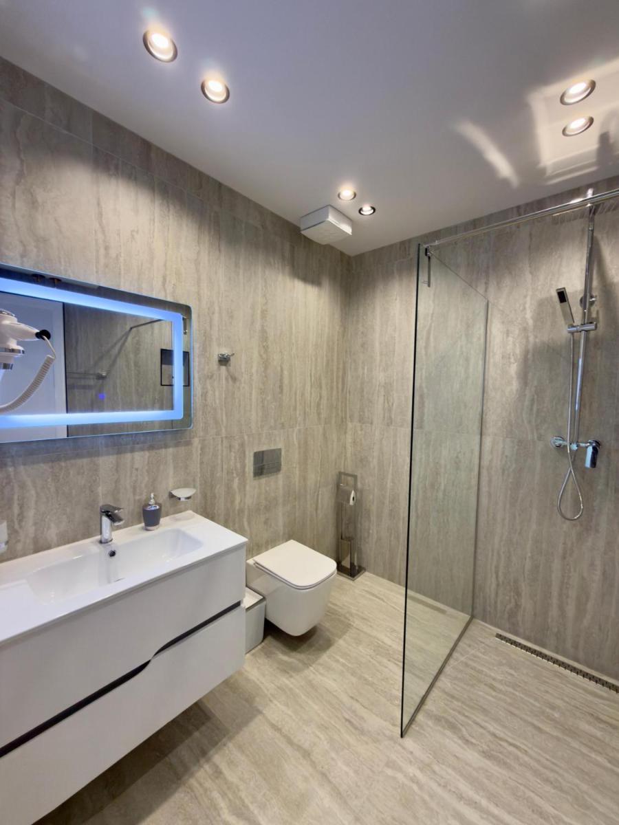 Hotel DEAL -Castle View Rooms - Housity
