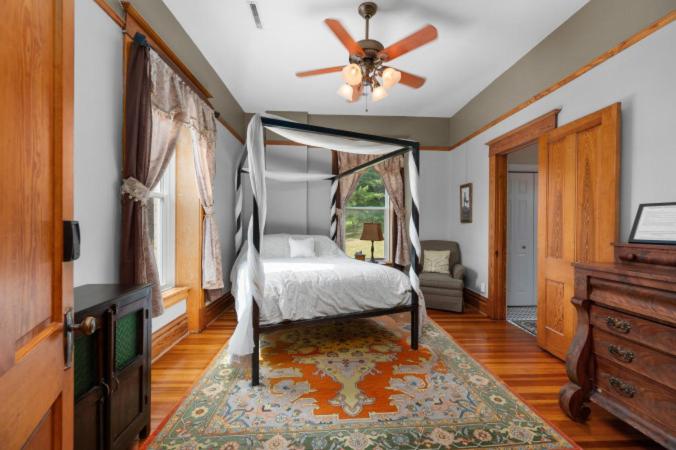 Elkader Jailhouse Inn - Housity