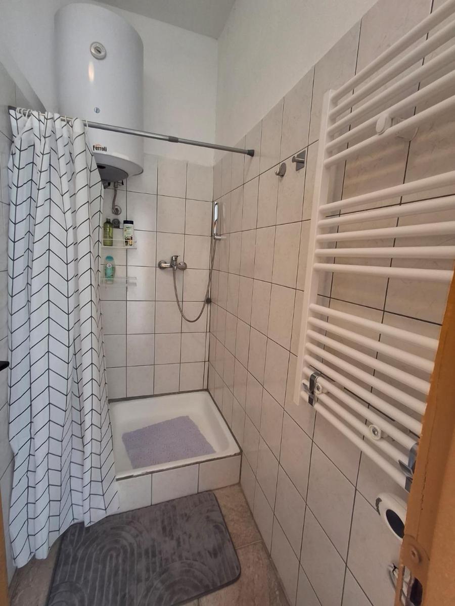 Benkovac sobe - Housity