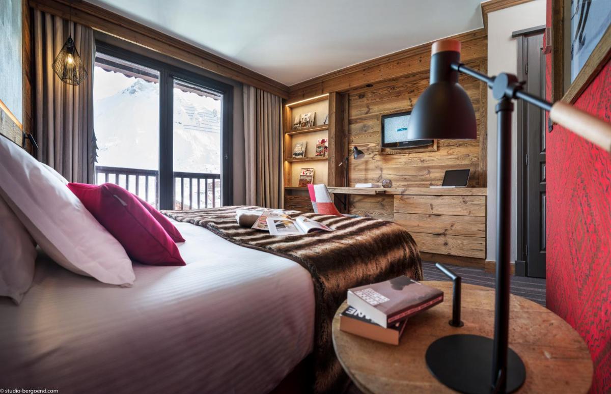 Télévision ou salle de divertissement dans l'établissement Hôtel Village Montana by Les Etincelles