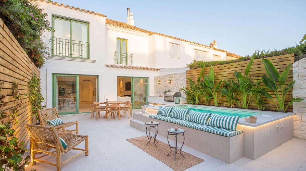 VACATION MARBELLA I Casa Savia, Private Pool, BBQ, Renovated in 2024, Luxury Ample Interiors, Next to Restaurants, 10min walk to the Beach - Hizvo