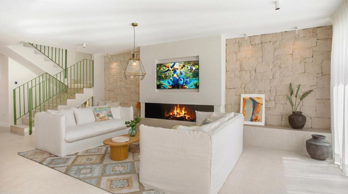 VACATION MARBELLA I Casa Savia, Private Pool, BBQ, Renovated in 2024, Luxury Ample Interiors, Next to Restaurants, 10min walk to the Beach - Hizvo