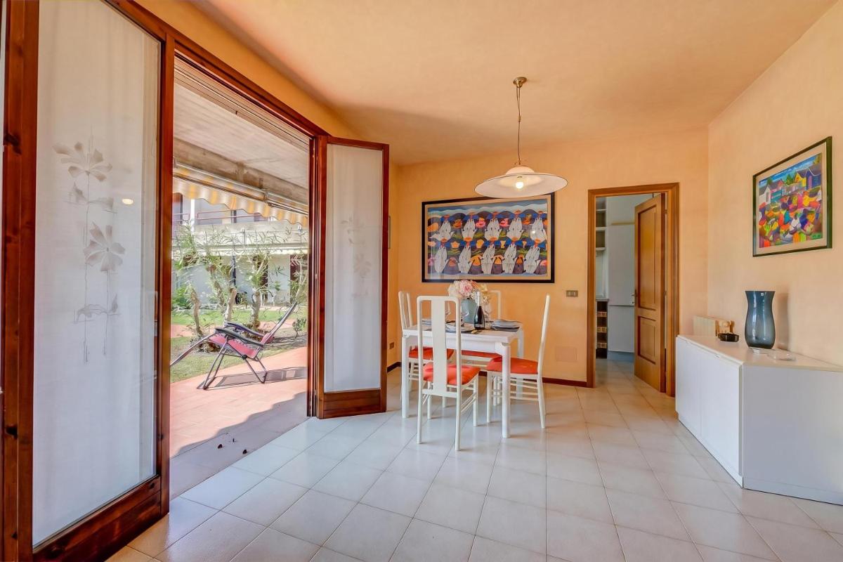 Cinzia Apartment Front Beach - Happy Rentals - Housity