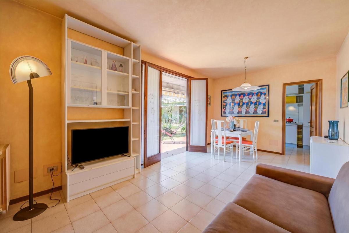 Cinzia Apartment Front Beach - Happy Rentals - Housity
