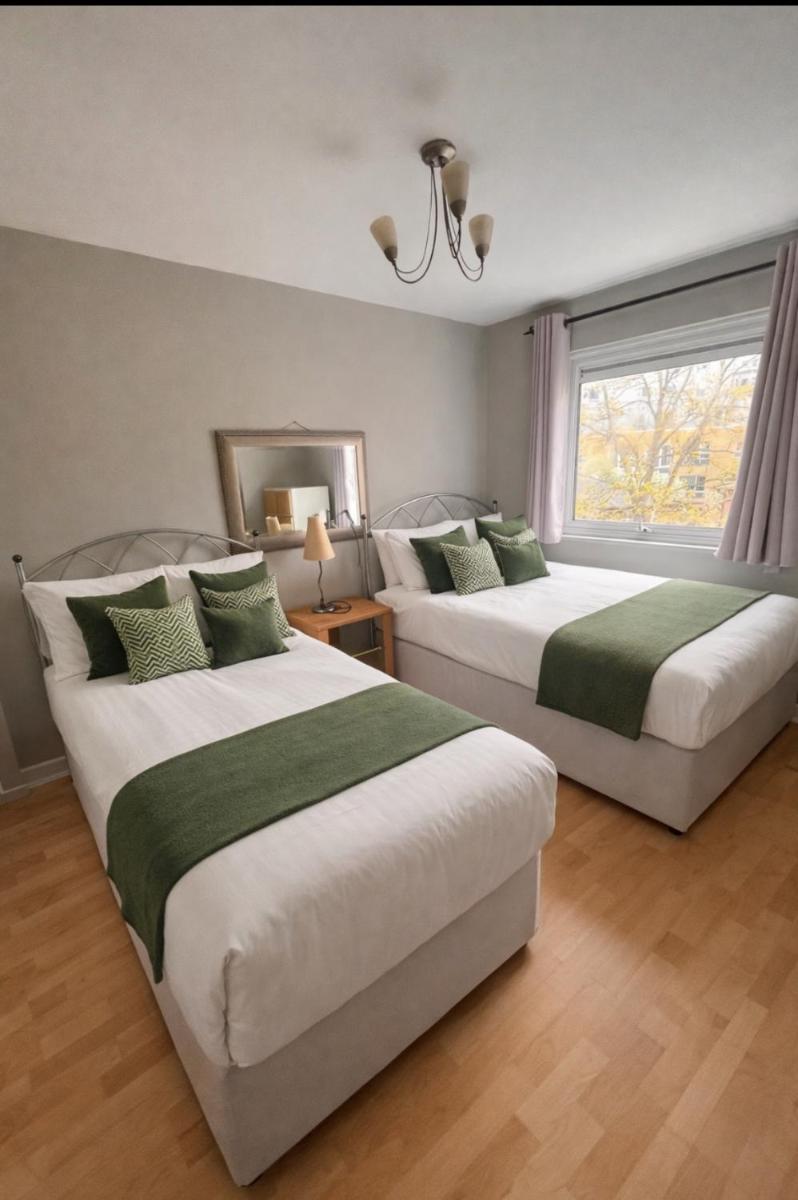 Spacious 1bedroom apartment Free Parking sleeps 6 near Canary Wharf west ferry Ideal for Contractors & Families - Housity
