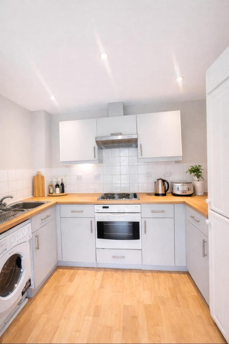 Spacious 1bedroom apartment Free Parking sleeps 6 near Canary Wharf west ferry Ideal for Contractors & Families - Housity