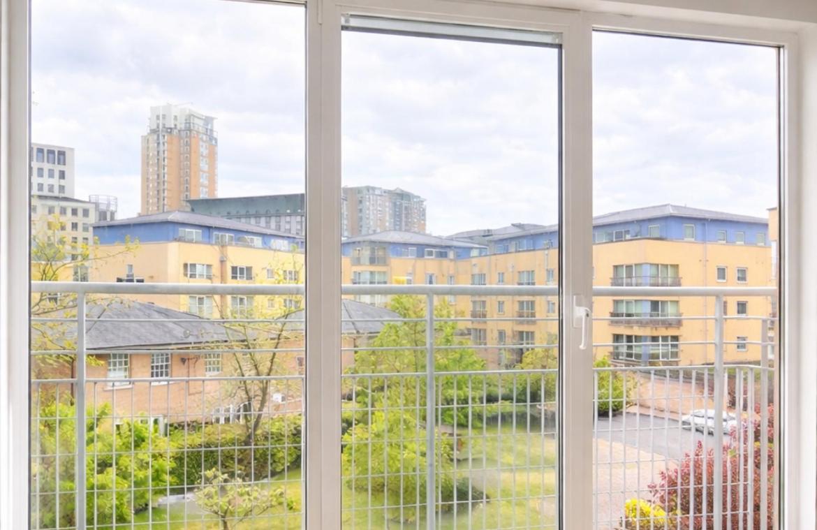 Spacious 1bedroom apartment Free Parking sleeps 6 near Canary Wharf west ferry Ideal for Contractors & Families - Housity