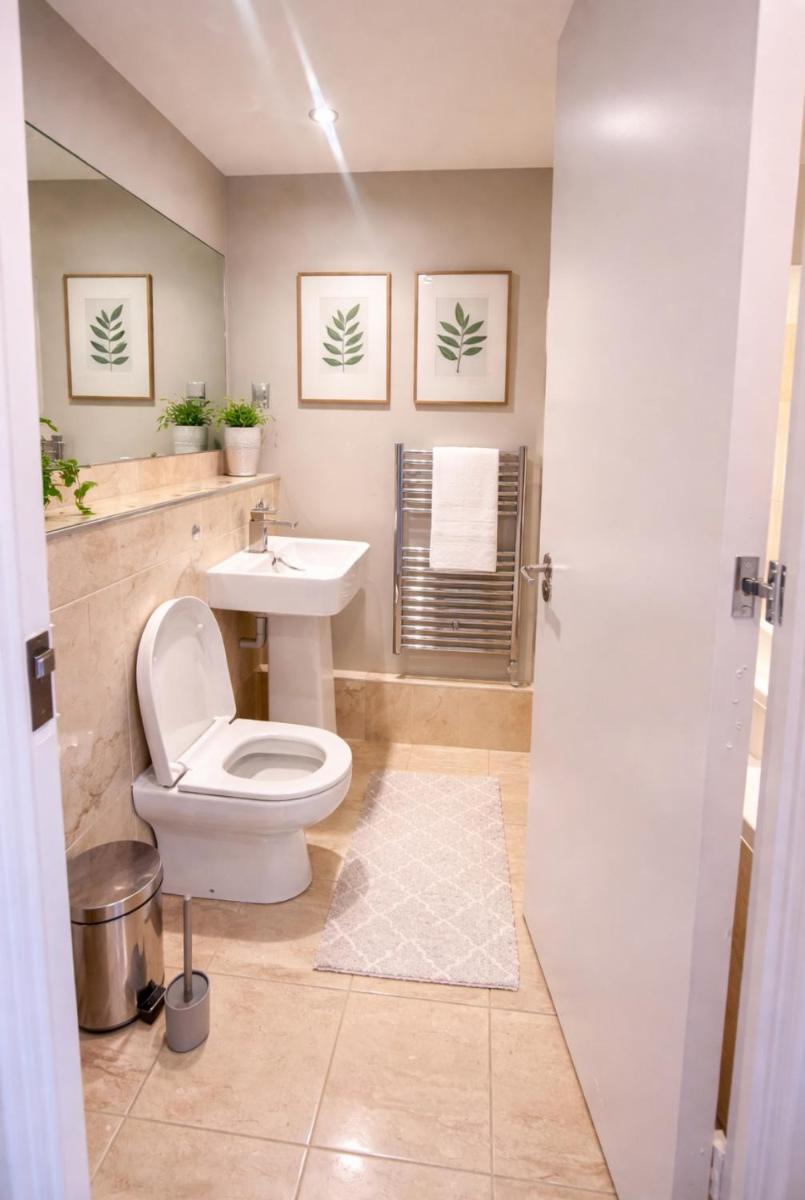 Spacious 1bedroom apartment Free Parking sleeps 6 near Canary Wharf west ferry Ideal for Contractors & Families - Housity