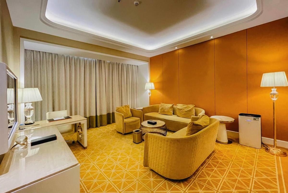 Continental Xin Hao Hotel and Resort 洲际新濠酒店 - Housity
