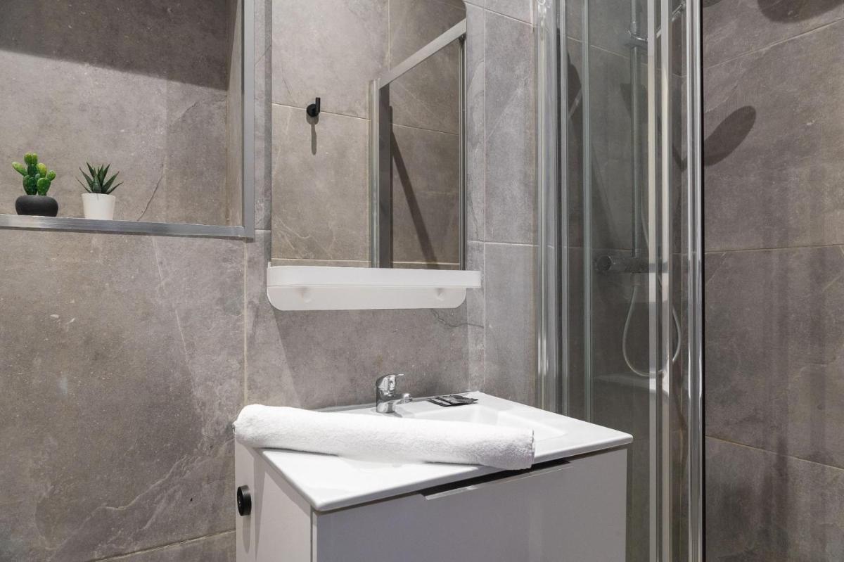 TheBlueStay 350 - Stunning Apt in République - Housity