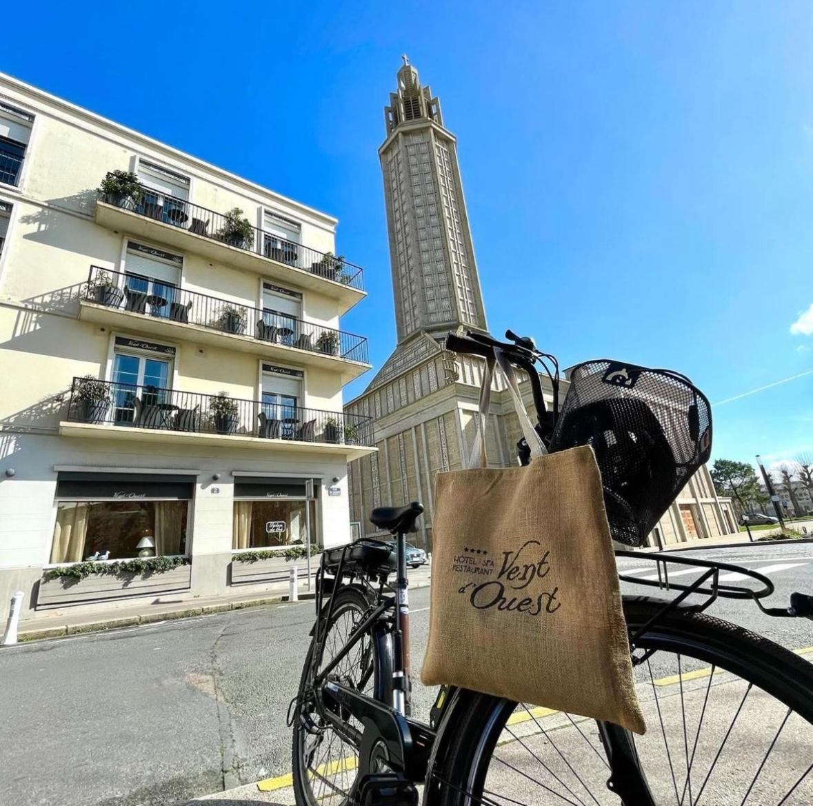 Vélo sur le terrain de l'établissement Hôtel Spa Vent d'Ouest ou dans les environs