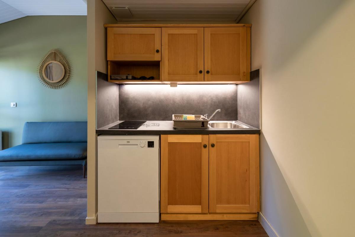 Cuisine ou kitchenette dans l'établissement Club Vacances Bleues Domaine de Château Laval