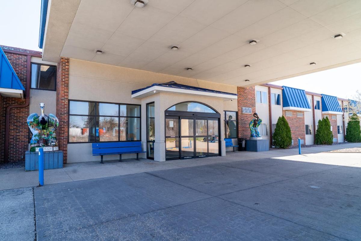 Coratel Inn and Suites By Jasper Lacrosse - Housity
