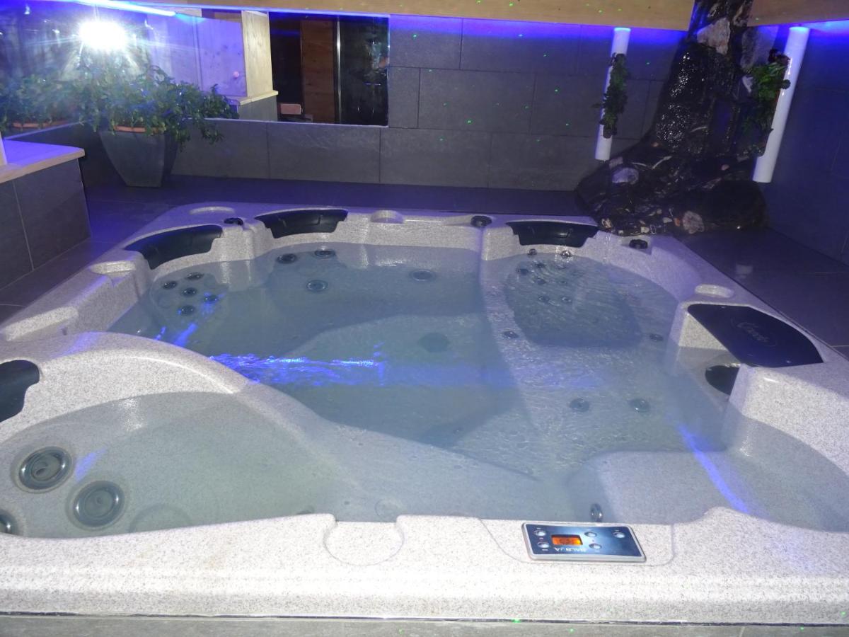 une grande baignoire jacuzzi dans la salle de bains dans l'établissement Apart'hotel & Spa "La Destière", à La Giettaz