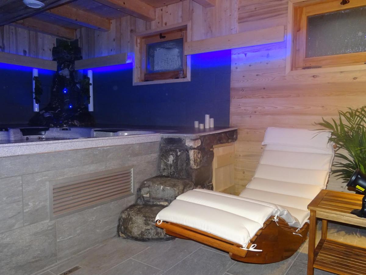 Télévision ou salle de divertissement dans l'établissement Apart'hotel & Spa "La Destière"