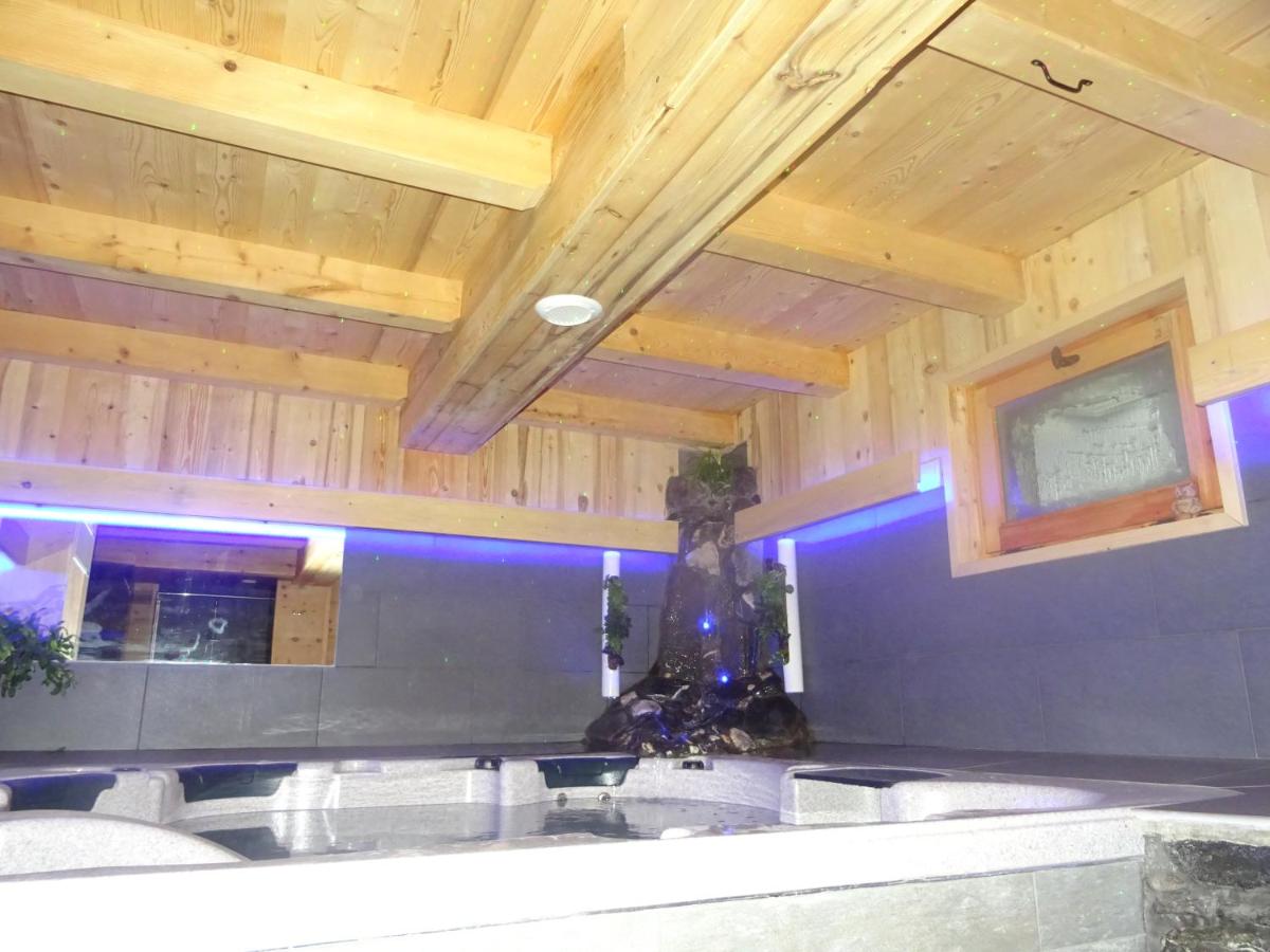 Il comprend une cuisine avec des murs et un plafond en bois. dans l'établissement Apart'hotel & Spa "La Destière", à La Giettaz