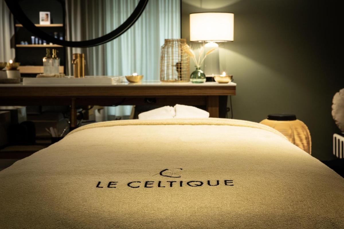 Un ou plusieurs lits dans un hébergement de l'établissement Le Celtique & Spa
