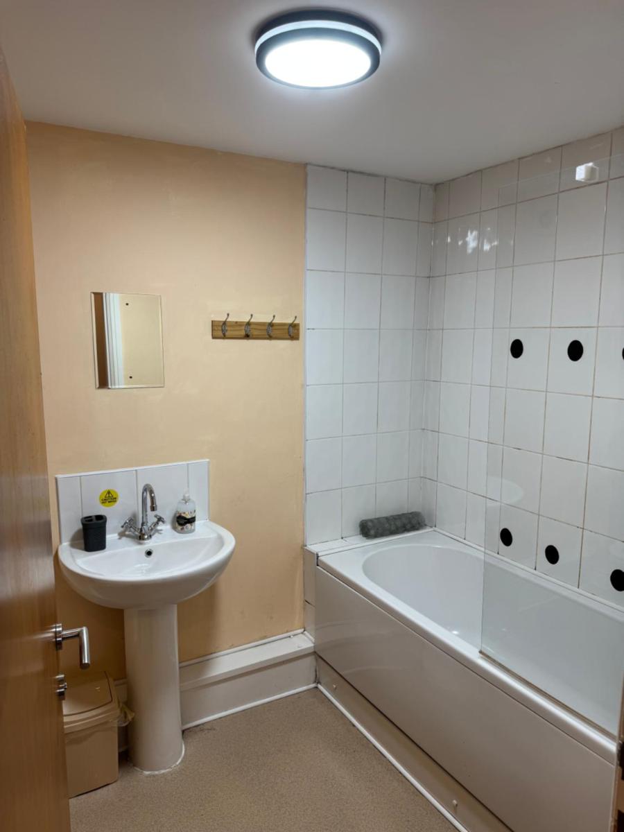 Modern, Quiet, Sleeps 10, Parking, Anfield, Beatles, Liverpool - Housity