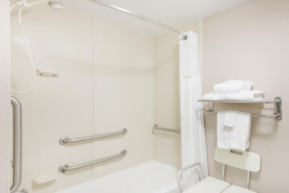 Baymont by Wyndham Clarksville Northeast - Housity